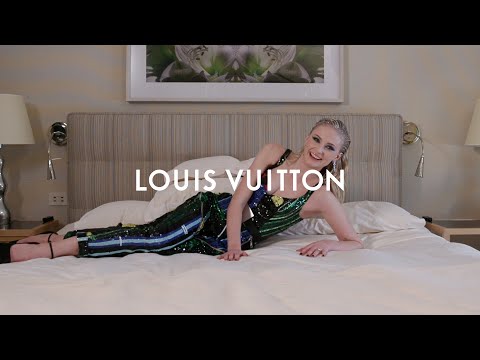 Getting ready with Sophie Turner before before Met video cover